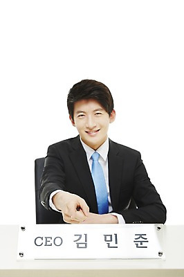 포토 JPG 스튜디오촬영 남자 비즈니스 CEO 새출발 실내 한명 미소 웃음 누끼 사람 앉기 동양인 정장 손짓 상반신 20대 성인 앞모습 비즈니스라이프 한국인 검지손가락 직장인 비즈니스맨 명패 남자만 남자한명만 성인남자만 청년만 청년남자만 청년남자한명만 성인한명만 성인남자한명만 성인만 국내포토 직업 1 라이프스타일 옷 뷰포인트 손가락 모션 새로움 표정 인종 청년 내부 출발 파일형식
