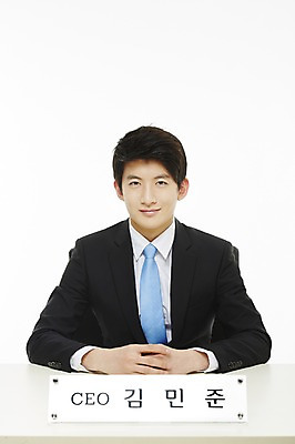 포토 JPG 스튜디오촬영 남자 비즈니스 CEO 새출발 실내 한명 미소 웃음 누끼 사람 앉기 동양인 정장 상반신 20대 성인 앞모습 비즈니스라이프 한국인 직장인 비즈니스맨 명패 남자만 남자한명만 성인남자만 청년만 청년남자만 청년남자한명만 성인한명만 성인남자한명만 성인만 국내포토 직업 1 라이프스타일 옷 뷰포인트 모션 새로움 표정 인종 청년 내부 출발 파일형식