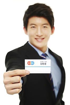 포토 JPG 스튜디오촬영 남자 비즈니스 명함 새출발 실내 한명 서기 미소 웃음 누끼 사람 동양인 정장 상반신 20대 성인 앞모습 비즈니스라이프 한국인 직장인 비즈니스맨 신입사원 남자만 남자한명만 성인남자만 청년만 청년남자만 청년남자한명만 성인한명만 성인남자한명만 성인만 국내포토 직업 1 라이프스타일 옷 뷰포인트 모션 새로움 표정 인종 청년 내부 출발 파일형식