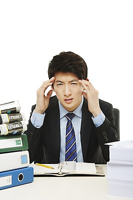 포토 JPG 스튜디오촬영 남자 비즈니스 새출발 스트레스 실내 한명 누끼 사람 앉기 동양인 정장 손짓 상반신 20대 성인 앞모습 비즈니스라이프 다이어리 한국인 업무 직장인 비즈니스맨 작업실 신입사원 문서 파일 업무과다 바인더 남자만 남자한명만 성인남자만 청년만 청년남자만 청년남자한명만 성인한명만 성인남자한명만 성인만 국내포토 직업 1 라이프스타일 옷 뷰포인트 모션 새로움 인종 청년 내부 사무용품 작업 출발 파일형식