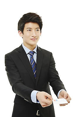 포토 JPG 스튜디오촬영 남자 비즈니스 명함 새출발 실내 한명 서기 미소 웃음 누끼 사람 동양인 정장 상반신 20대 성인 비즈니스라이프 한국인 직장인 비즈니스맨 신입사원 남자만 남자한명만 성인남자만 청년만 청년남자만 청년남자한명만 성인한명만 성인남자한명만 성인만 국내포토 직업 1 라이프스타일 옷 모션 새로움 표정 인종 청년 내부 출발 파일형식