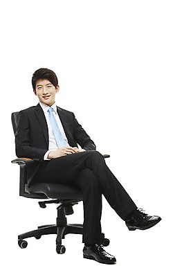 포토 JPG 스튜디오촬영 전신 남자 의자 비즈니스 새출발 실내 한명 미소 웃음 누끼 사람 앉기 동양인 정장 20대 성인 비즈니스라이프 한국인 직장인 비즈니스맨 신입사원 남자만 남자한명만 성인남자만 청년만 청년남자만 청년남자한명만 성인한명만 성인남자한명만 성인만 국내포토 직업 1 라이프스타일 옷 가구 모션 새로움 표정 인종 청년 내부 출발 파일형식