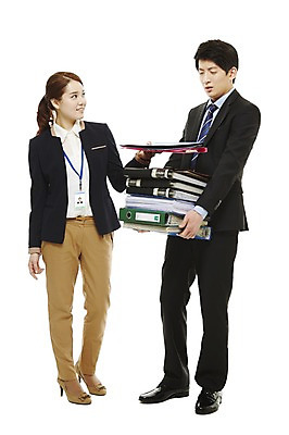 포토 JPG 스튜디오촬영 전신 여자 남자 비즈니스 새출발 스트레스 실내 서기 사람 동양인 정장 20대 성인 두명 비즈니스라이프 한국인 업무 직장인 비즈니스맨 비즈니스우먼 상사 신입사원 문서 파일 업무과다 바인더 선배 후배 선후배 청년만 성인만 국내포토 직업 라이프스타일 옷 모션 새로움 인종 청년 내부 사무용품 작업 출발 파일형식