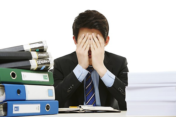 포토 JPG 스튜디오촬영 남자 비즈니스 새출발 스트레스 실내 한명 누끼 앉기 정장 상반신 20대 성인 앞모습 비즈니스라이프 다이어리 한국인 눈가림 가림 업무 직장인 비즈니스맨 작업실 신입사원 문서 파일 업무과다 바인더 청년남자한명만 성인남자한명만 국내포토 직업 1 라이프스타일 옷 뷰포인트 모션 새로움 사람 동양인 청년 내부 사무용품 작업 출발 남자한명만 성인남자만 청년남자만 파일형식