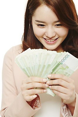 포토 JPG 스튜디오촬영 여자 지폐 돈 비즈니스 성공 새출발 실내 한명 서기 미소 웃음 누끼 사람 동양인 정장 상반신 20대 성인 앞모습 금융 경제 한국인 직장인 비즈니스우먼 부 만원 돈다발 여자만 여자한명만 성인여자만 청년만 청년여자만 성인한명만 청년여자한명만 성인여자한명만 성인만 국내포토 직업 1 옷 뷰포인트 컨셉 모션 새로움 표정 인종 청년 내부 재산 출발 파일형식