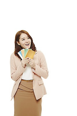 포토 JPG 스튜디오촬영 여자 비즈니스 성공 새출발 실내 한명 서기 미소 웃음 누끼 사람 동양인 정장 20대 성인 앞모습 금융 경제 저축 한국인 직장인 비즈니스우먼 절약 부 통장 여자만 여자한명만 성인여자만 청년만 청년여자만 성인한명만 청년여자한명만 성인여자한명만 성인만 국내포토 직업 1 옷 뷰포인트 컨셉 모션 새로움 표정 인종 청년 내부 재산 출발 파일형식