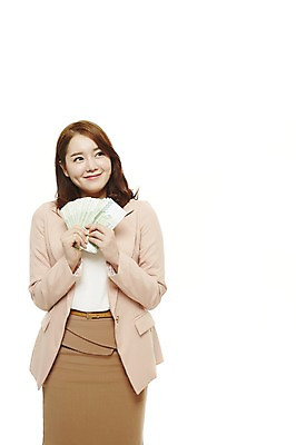 포토 JPG 스튜디오촬영 여자 지폐 돈 비즈니스 성공 새출발 실내 한명 서기 미소 웃음 누끼 사람 동양인 정장 20대 성인 앞모습 금융 경제 한국인 직장인 비즈니스우먼 부 만원 돈다발 여자만 여자한명만 성인여자만 청년만 청년여자만 성인한명만 청년여자한명만 성인여자한명만 성인만 국내포토 직업 1 옷 뷰포인트 컨셉 모션 새로움 표정 인종 청년 내부 재산 출발 파일형식