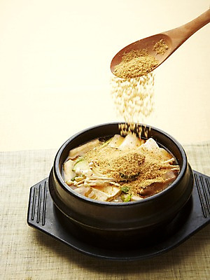 포토 JPG 스튜디오촬영 음식 실내 근접촬영 사람없음 아웃포커스 숟가락 버섯 조미료 가루 뿌리기 된장찌개 뚝배기 두부 화학조미료 국내포토 한식 뷰포인트 모션 촬영기법 수저 내부 찌개 향미료 파일형식