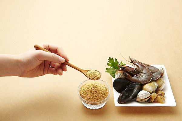 포토 JPG 스튜디오촬영 그릇 접시 손 음식 식재료 조개 새우 실내 건강 관리 요리 한명 들기 신체부위 건강관리 숟가락 조미료 해산물 홍합 건강식품 화학조미료 국내포토 1 식기 모션 어패류 수저 갑각류 사람 내부 향미료 파일형식