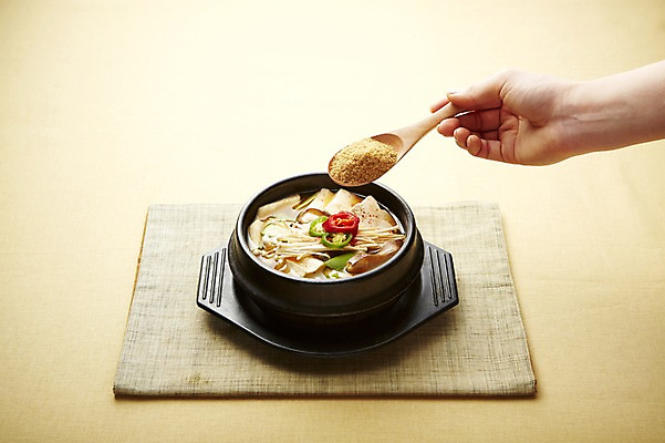 포토 JPG 스튜디오촬영 손 음식 고추 실내 건강 관리 요리 한명 들기 신체부위 건강관리 숟가락 버섯 조미료 찌개 가루 된장찌개 뚝배기 두부 건강식품 화학조미료 국내포토 1 한식 채소 모션 수저 사람 내부 향미료 파일형식