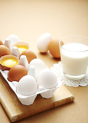 포토 JPG 스튜디오촬영 음료 음식 식재료 잔 유제품 도마 실내 건강 관리 근접촬영 사람없음 아웃포커스 컵 건강관리 계란 손상 우유 컵받침 건강식품 노른자 국내포토 식기 뷰포인트 컨셉 주방용품 촬영기법 내부 알 받침대 파일형식