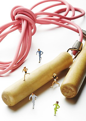 포토 JPG 스튜디오촬영 인형 실내 건강 관리 근접촬영 사람없음 아웃포커스 장난감 조깅 운동 건강관리 운동기구 미니어처 피규어 기구 도구 줄넘기 국내포토 뷰포인트 촬영기법 내부 모형 헬스 파일형식