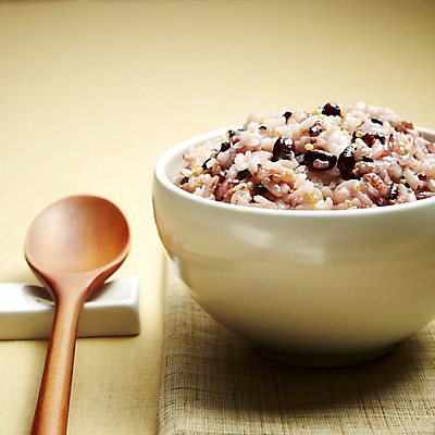 포토 JPG 스튜디오촬영 그릇 식기 음식 밥 콩 실내 건강 관리 근접촬영 사람없음 아웃포커스 건강관리 숟가락 쌀 잡곡 건강식품 밥그릇 잡곡밥 국내포토 뷰포인트 곡류 촬영기법 수저 내부 파일형식