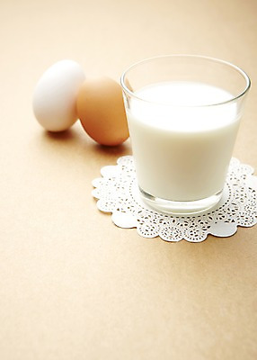 포토 JPG 스튜디오촬영 음료 음식 식재료 잔 유제품 실내 건강 관리 근접촬영 사람없음 아웃포커스 컵 건강관리 계란 우유 컵받침 건강식품 국내포토 식기 뷰포인트 촬영기법 내부 알 받침대 파일형식