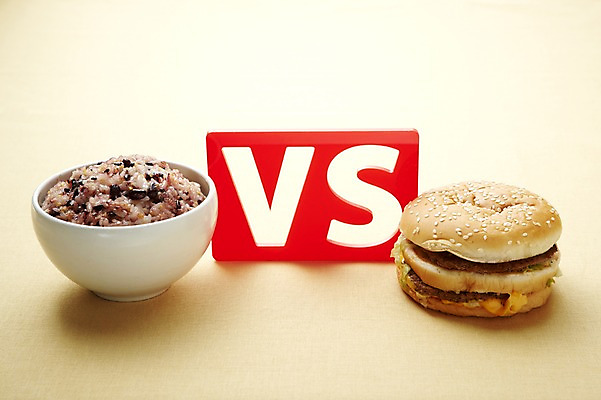 포토 JPG 스튜디오촬영 그릇 알파벳 음식 빵 식재료 밥 실내 건강 관리 사람없음 건강관리 햄버거 비교 인스턴트 건강식품 밥그릇 잡곡밥 국내포토 식기 영어 컨셉 패스트푸드 내부 파일형식