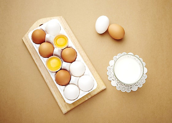 포토 JPG 스튜디오촬영 음료 음식 식재료 잔 유제품 도마 실내 건강 관리 사람없음 컵 건강관리 계란 손상 우유 컵받침 건강식품 노른자 국내포토 식기 컨셉 주방용품 내부 알 받침대 파일형식