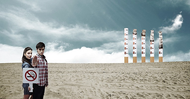 PSD 서양인 외국인 백인 구름 편집 편집이미지 커플 여자 남자 모래 캠페인 하늘 담배 경고 서기 들기 사람 손짓 20대 성인 두명 옆모습 팻말 사막 금지 황무지 거절 담뱃재 눈금 금연 담배꽁초 청년만 성인만 이미지편집 자연요소 뷰포인트 컨셉 관계 모션 프레임 인종 청년 사회이슈 파일형식