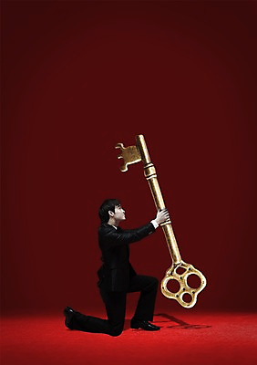 전신 PSD 서양인 외국인 백인 편집 편집이미지 남자 프로포즈 비즈니스 열쇠 한명 들기 사람 정장 턱시도 이벤트 20대 성인 옆모습 무릎꿇기 황금열쇠 남자만 남자한명만 성인남자만 청년만 청년남자만 청년남자한명만 성인한명만 성인남자한명만 성인만 이미지편집 1 옷 뷰포인트 모션 인종 청년 파일형식