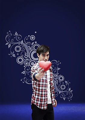 PSD 서양인 외국인 백인 편집 편집이미지 남자 프로포즈 선물 사랑 서기 들기 사람 이벤트 20대 성인 앞모습 캐주얼 하트 심장 마음 남자만 성인남자만 청년만 청년남자만 성인만 이미지편집 모양 옷 감정 뷰포인트 모션 인종 청년 장기_의학 파일형식