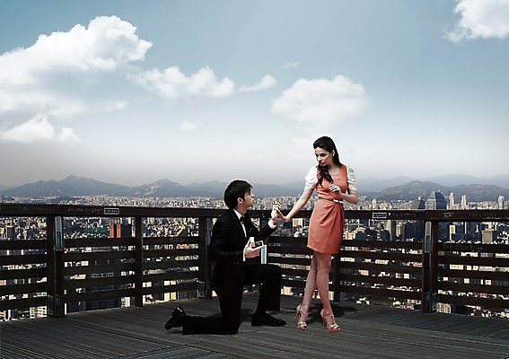 전신 PSD 서양인 외국인 백인 편집 편집이미지 라이프스타일 커플 여자 남자 한쌍 커플라이프 결혼 프로포즈 난간 하늘 선물 서기 들기 사람 풍경 이벤트 빌딩 20대 성인 두명 건물 옆모습 마주보기 반지 도시 무릎꿇기 거절 주기 청년만 성인만 이미지편집 건축물 뷰포인트 컨셉 장신구 관계 모션 인종 청년 생활 파일형식