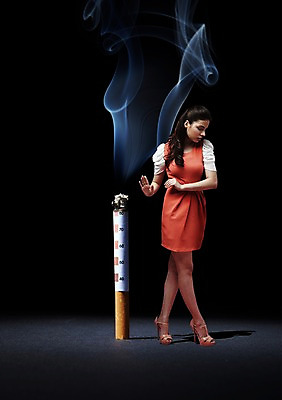 전신 PSD 서양인 외국인 백인 편집 편집이미지 여자 캠페인 담배 경고 한명 서기 사람 손짓 20대 성인 앞모습 연기 거절 담뱃재 눈금 금연 담배꽁초 담배연기 여자만 여자한명만 성인여자만 청년만 청년여자만 성인한명만 청년여자한명만 성인여자한명만 성인만 이미지편집 1 뷰포인트 컨셉 모션 인종 청년 사회이슈 파일형식