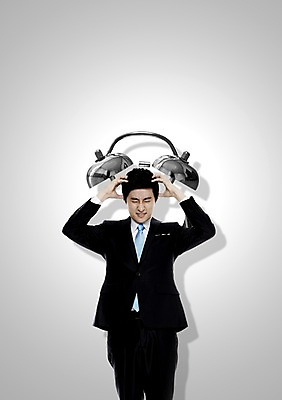 PSD 편집 편집이미지 남자 시계 비즈니스 스트레스 한명 서기 사람 동양인 정장 손짓 20대 성인 앞모습 한국인 자명종 알람 직장인 비즈니스맨 찡그림 두통 남자만 남자한명만 성인남자만 청년만 청년남자만 청년남자한명만 성인한명만 성인남자한명만 성인만 이미지편집 직업 1 옷 뷰포인트 모션 표정 인종 청년 질병 파일형식