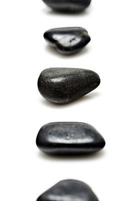 포토 JPG 스튜디오촬영 백그라운드 컨셉 실내 누끼 근접촬영 사람없음 아웃포커스 검은색 돌_바위 조약돌 광석 일렬 국내포토 뷰포인트 컬러 촬영기법 내부 파일형식