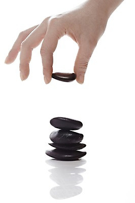 포토 JPG 스튜디오촬영 손 백그라운드 컨셉 한손 실내 한명 들기 누끼 신체부위 쌓기 검은색 돌_바위 조약돌 광석 국내포토 1 컬러 모션 사람 내부 파일형식