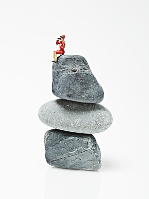 포토 JPG 스튜디오촬영 응시 인형 백그라운드 컨셉 실내 들기 누끼 사람없음 장난감 쌓기 망원경 미니어처 피규어 돌_바위 조약돌 관찰 광석 국내포토 시선 모션 내부 모형 파일형식