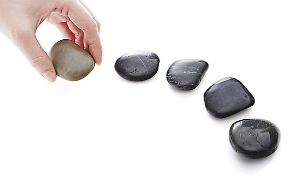 포토 JPG 스튜디오촬영 손 백그라운드 컨셉 한손 실내 한명 들기 신체부위 검은색 돌_바위 조약돌 광석 국내포토 1 컬러 모션 사람 내부 파일형식