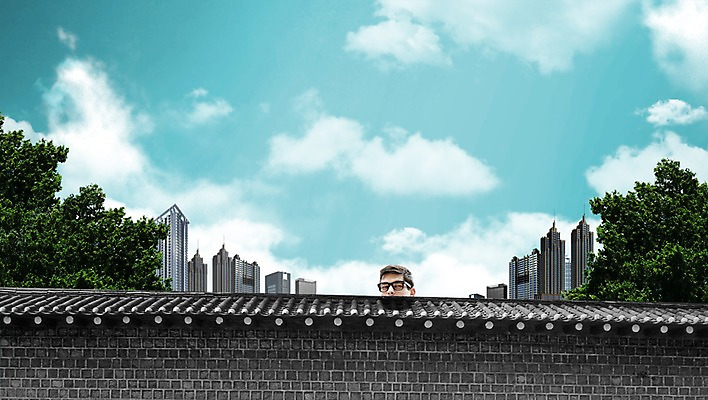 PSD 서양인 외국인 나무 식물 백인 구름 편집 편집이미지 한국문화 한국전통 전통 시설물 남자 건축 전통문화 벽 하늘 돌담 기와 한명 사람 빌딩 건물 담장 엿보기 숨기 남자만 남자한명만 이미지편집 자연요소 1 동양문화 건축물 문화 모션 한국 인종 돌_바위 파일형식