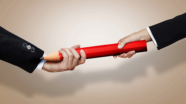 PSD 편집 편집이미지 손 여자 남자 비즈니스 협력 협상 들기 정장 손짓 두명 신체부위 연필 3D 거래 비즈니스맨 비즈니스우먼 주기 바톤터치 편집3D 옷 모션 학용품 사람 필기구 직장인 디지털합성 파일형식