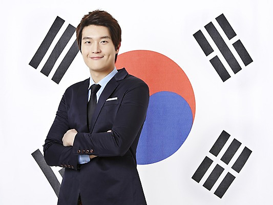 포토 JPG 스튜디오촬영 남자 캠페인 비즈니스 실내 한명 서기 미소 웃음 사람 동양인 정장 상반신 20대 성인 앞모습 팔짱 한국인 직장인 비즈니스맨 공익캠페인 국기 태극기 애국심 나라사랑 애국자 남자만 남자한명만 성인남자만 청년만 청년남자만 청년남자한명만 성인한명만 성인남자한명만 성인만 국내포토 직업 1 옷 뷰포인트 모션 표정 인종 청년 내부 파일형식