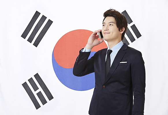 포토 JPG 스튜디오촬영 남자 캠페인 비즈니스 실내 한명 서기 미소 웃음 사람 동양인 정장 상반신 20대 성인 스마트폰 한국인 직장인 비즈니스맨 공익캠페인 국기 태극기 통화 애국심 나라사랑 애국자 남자만 남자한명만 성인남자만 청년만 청년남자만 청년남자한명만 성인한명만 성인남자한명만 성인만 국내포토 직업 1 옷 모션 표정 인종 청년 내부 핸드폰 스마트기기 파일형식