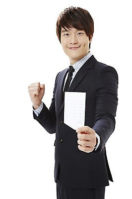 포토 JPG 스튜디오촬영 남자 캠페인 비즈니스 실내 한명 서기 미소 웃음 들기 누끼 사람 동양인 정장 손짓 20대 성인 주먹 한국인 직장인 비즈니스맨 공익캠페인 투표 선거 민주주의 사회이슈 투표용지 남자만 남자한명만 성인남자만 청년만 청년남자만 청년남자한명만 성인한명만 성인남자한명만 성인만 유권자 국내포토 직업 1 옷 컨셉 모션 표정 인종 청년 내부 파일형식