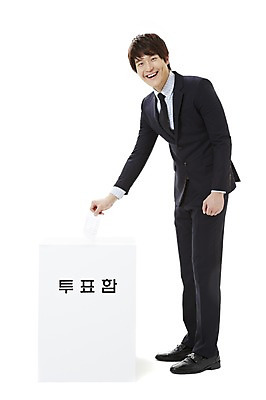 포토 JPG 스튜디오촬영 전신 남자 캠페인 비즈니스 실내 한명 서기 미소 웃음 들기 누끼 사람 동양인 정장 20대 성인 한국인 직장인 비즈니스맨 공익캠페인 투표 선거 민주주의 사회이슈 투표용지 투표함 넣기 투표소 남자만 남자한명만 성인남자만 청년만 청년남자만 청년남자한명만 성인한명만 성인남자한명만 성인만 유권자 국내포토 직업 1 옷 컨셉 모션 표정 인종 청년 내부 파일형식