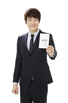 포토 JPG 스튜디오촬영 남자 캠페인 비즈니스 실내 한명 서기 미소 웃음 들기 누끼 사람 동양인 정장 20대 성인 앞모습 한국인 직장인 비즈니스맨 공익캠페인 투표 선거 민주주의 사회이슈 투표용지 남자만 남자한명만 성인남자만 청년만 청년남자만 청년남자한명만 성인한명만 성인남자한명만 성인만 유권자 국내포토 직업 1 옷 뷰포인트 컨셉 모션 표정 인종 청년 내부 파일형식