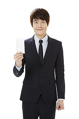 포토 JPG 스튜디오촬영 남자 캠페인 비즈니스 실내 한명 서기 미소 웃음 들기 누끼 사람 동양인 정장 20대 성인 앞모습 한국인 직장인 비즈니스맨 공익캠페인 투표 선거 민주주의 사회이슈 투표용지 남자만 남자한명만 성인남자만 청년만 청년남자만 청년남자한명만 성인한명만 성인남자한명만 성인만 유권자 국내포토 직업 1 옷 뷰포인트 컨셉 모션 표정 인종 청년 내부 파일형식