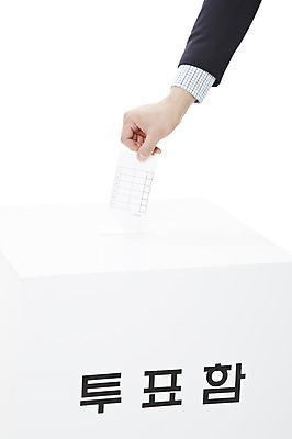 포토 JPG 스튜디오촬영 손 남자 캠페인 비즈니스 실내 한명 들기 누끼 사람 정장 성인 신체부위 직장인 비즈니스맨 공익캠페인 투표 선거 민주주의 사회이슈 투표용지 팔 투표함 넣기 성인만 유권자 국내포토 직업 1 옷 컨셉 모션 내부 파일형식