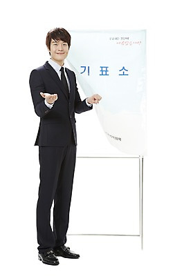 포토 JPG 스튜디오촬영 전신 남자 캠페인 비즈니스 안내 실내 한명 서기 미소 웃음 누끼 사람 동양인 정장 손짓 20대 성인 한국인 직장인 비즈니스맨 공익캠페인 투표 선거 민주주의 사회이슈 투표소 남자만 남자한명만 성인남자만 청년만 청년남자만 청년남자한명만 성인한명만 성인남자한명만 성인만 유권자 국내포토 직업 1 옷 컨셉 모션 표정 인종 청년 내부 파일형식