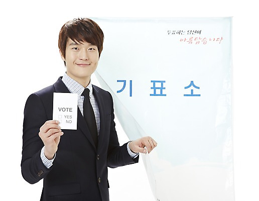 포토 JPG 스튜디오촬영 남자 캠페인 비즈니스 실내 한명 서기 미소 웃음 들기 누끼 사람 동양인 정장 상반신 20대 성인 앞모습 한국인 직장인 비즈니스맨 공익캠페인 투표 선거 민주주의 사회이슈 투표용지 투표소 남자만 남자한명만 성인남자만 청년만 청년남자만 청년남자한명만 성인한명만 성인남자한명만 성인만 유권자 국내포토 직업 1 옷 뷰포인트 컨셉 모션 표정 인종 청년 내부 파일형식