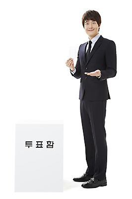 포토 JPG 스튜디오촬영 전신 남자 캠페인 비즈니스 실내 한명 서기 미소 웃음 들기 누끼 사람 동양인 정장 손짓 20대 성인 한국인 직장인 비즈니스맨 공익캠페인 투표 선거 민주주의 사회이슈 투표용지 투표함 남자만 남자한명만 성인남자만 청년만 청년남자만 청년남자한명만 성인한명만 성인남자한명만 성인만 유권자 국내포토 직업 1 옷 컨셉 모션 표정 인종 청년 내부 파일형식