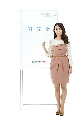 포토 JPG 스튜디오촬영 전신 여자 캠페인 비즈니스 실내 한명 서기 미소 웃음 들기 누끼 사람 동양인 정장 20대 성인 앞모습 한국인 직장인 비즈니스우먼 공익캠페인 투표 선거 민주주의 사회이슈 투표용지 투표소 여자만 여자한명만 성인여자만 청년만 청년여자만 성인한명만 청년여자한명만 성인여자한명만 성인만 유권자 국내포토 직업 1 옷 뷰포인트 컨셉 모션 표정 인종 청년 내부 파일형식