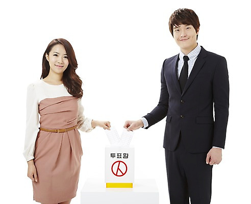 포토 JPG 스튜디오촬영 여자 남자 캠페인 비즈니스 실내 서기 미소 웃음 들기 누끼 사람 동양인 정장 20대 성인 두명 앞모습 한국인 직장인 비즈니스맨 비즈니스우먼 공익캠페인 투표 선거 민주주의 사회이슈 투표용지 투표함 넣기 청년만 성인만 유권자 국내포토 직업 옷 뷰포인트 컨셉 모션 표정 인종 청년 내부 파일형식