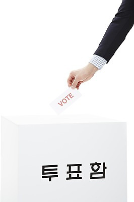 포토 JPG 스튜디오촬영 손 남자 캠페인 비즈니스 실내 한명 들기 누끼 사람 정장 성인 신체부위 직장인 비즈니스맨 공익캠페인 투표 선거 민주주의 사회이슈 투표용지 팔 투표함 넣기 투표소 성인만 유권자 국내포토 직업 1 옷 컨셉 모션 내부 파일형식