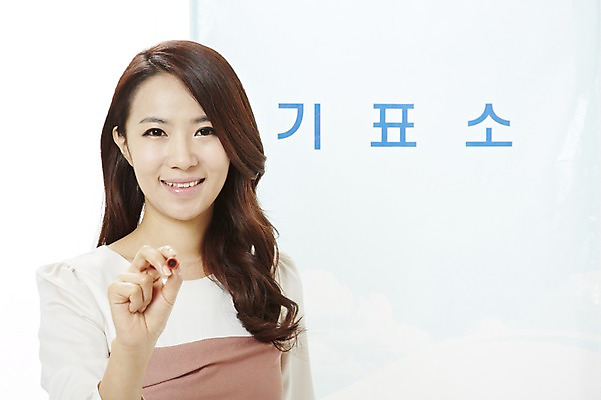 포토 JPG 스튜디오촬영 여자 캠페인 비즈니스 실내 한명 서기 미소 웃음 들기 누끼 사람 동양인 정장 상반신 20대 성인 앞모습 도장 한국인 직장인 비즈니스우먼 공익캠페인 투표 선거 민주주의 사회이슈 투표소 여자만 여자한명만 성인여자만 청년만 청년여자만 성인한명만 청년여자한명만 성인여자한명만 성인만 유권자 국내포토 직업 1 옷 뷰포인트 컨셉 모션 표정 인종 청년 내부 파일형식