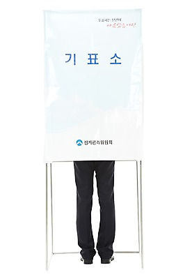 포토 JPG 스튜디오촬영 남자 캠페인 비즈니스 실내 한명 서기 누끼 사람 정장 성인 뒷모습 신체부위 하반신 다리 직장인 비즈니스맨 공익캠페인 투표 선거 민주주의 사회이슈 투표소 남자만 남자한명만 성인남자만 성인만 유권자 국내포토 직업 1 옷 뷰포인트 컨셉 모션 내부 파일형식