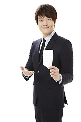 포토 JPG 스튜디오촬영 남자 캠페인 비즈니스 실내 한명 서기 미소 웃음 들기 누끼 사람 동양인 정장 손짓 20대 성인 한국인 직장인 비즈니스맨 공익캠페인 투표 선거 민주주의 사회이슈 투표용지 남자만 남자한명만 성인남자만 청년만 청년남자만 청년남자한명만 성인한명만 성인남자한명만 성인만 유권자 국내포토 직업 1 옷 컨셉 모션 표정 인종 청년 내부 파일형식