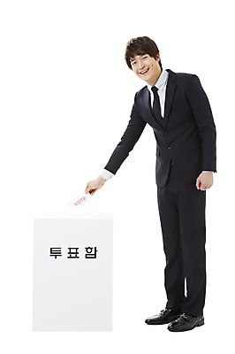 포토 JPG 스튜디오촬영 전신 남자 캠페인 비즈니스 실내 한명 서기 미소 웃음 들기 누끼 사람 동양인 정장 20대 성인 한국인 직장인 비즈니스맨 공익캠페인 투표 선거 민주주의 사회이슈 투표함 넣기 남자만 남자한명만 성인남자만 청년만 청년남자만 청년남자한명만 성인한명만 성인남자한명만 성인만 유권자 국내포토 직업 1 옷 컨셉 모션 표정 인종 청년 내부 파일형식