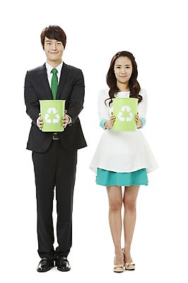포토 JPG 스튜디오촬영 전신 원피스 여자 남자 캠페인 비즈니스 실내 서기 미소 웃음 들기 누끼 사람 동양인 정장 20대 성인 두명 앞모습 자연보호 환경 그린캠페인 재활용 한국인 쓰레기통 직장인 비즈니스맨 비즈니스우먼 공익캠페인 보호 사회이슈 심볼 환경보전 에코 친환경 분리수거 청년만 성인만 그린슈머 국내포토 직업 옷 뷰포인트 컨셉 모션 자연 표정 인종 청년 내부 파일형식